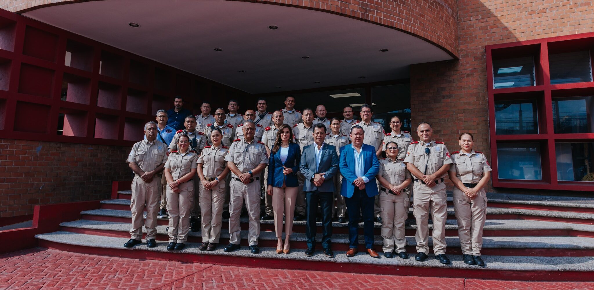 Visita Verónica Delgadillo a bomberos tapatíos